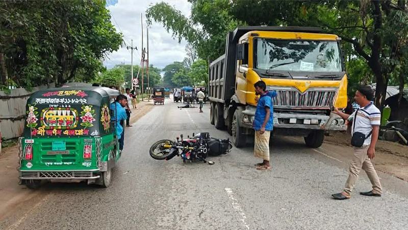 কক্সবাজারে ট্রাকচাপায় মোটরসাইকেল আরোহী যুবকের মৃত্যু