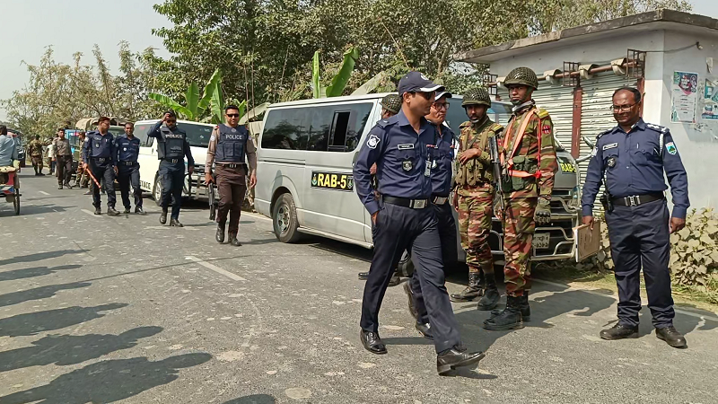 নওগাঁয় দোকানের সামনে থেকে বোমা তৈরির সরঞ্জাম উদ্ধার