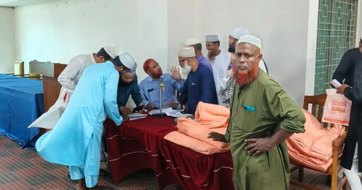 ঈদ উপহারের কথা বলে গরমকালে কম্বল বিতরণ, এলাকাজুড়ে বিতর্ক