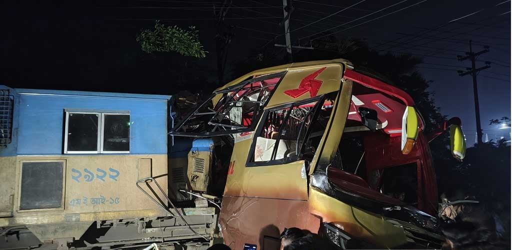 কুমিল্লায় লেভেল ক্রসিংয়ে যাত্রীবাহী বাসে ট্রেনের ধাক্কা, নিহত অন্তত ১২
