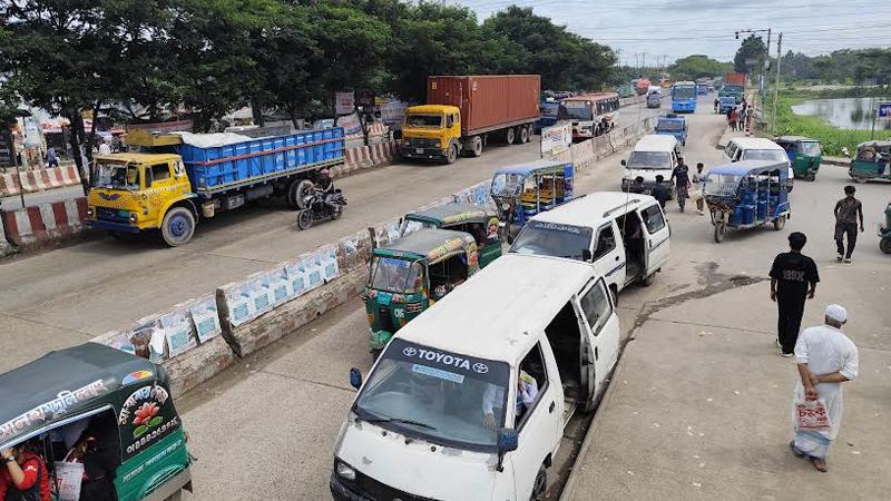 কুমিল্লায় শিক্ষার্থীদের অবরোধ প্রত্যাহার, ঢাকা-চট্টগ্রাম মহাসড়কে যান চলাচল স্বাভাবিক