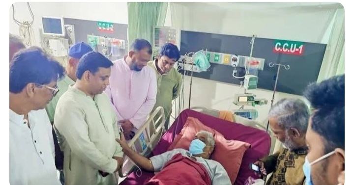 যাত্রাপথে অসুস্থ হয়ে কুমিল্লার হাসপাতালে বরকত উল্লাহ বুলু