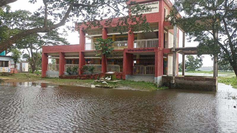 কুমিল্লা নন্দীপাড়া বিদ্যালয় মাঠ যেন জলাধার, দুর্ভোগে শিক্ষক-শিক্ষার্থীরা