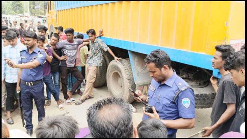 চাকরির প্রথম দিনেই কাভার্ড ভ্যানের চাপায় প্রাণ গেল ইমনের