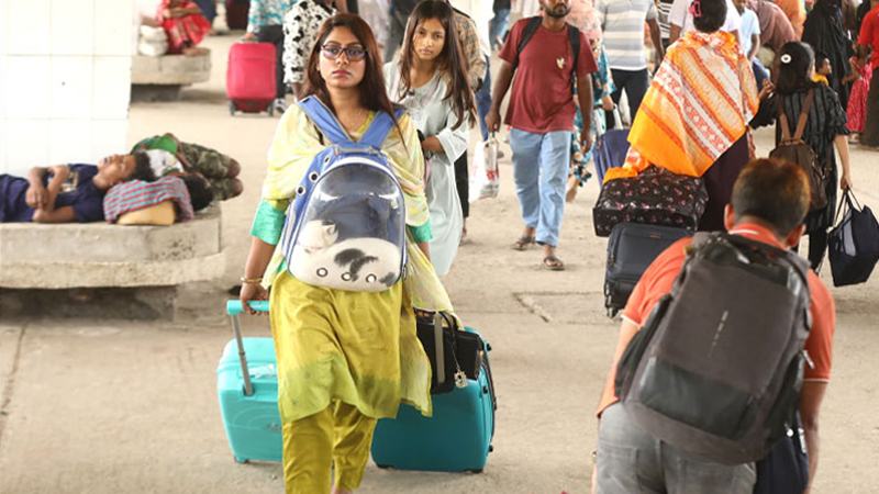 ভোগান্তি  নেই, স্বস্তিতে ঢাকায় ফিরছে মানুষ