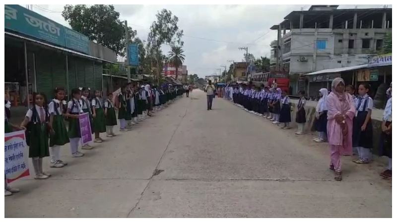 প্রাথমিক বৃত্তি পরীক্ষায় অংশগ্রহণের সুযোগের দাবিতে কিন্ডারগার্টেন স্কুলের শিক্ষক -শিক্ষার্থীদের মানববন্ধন