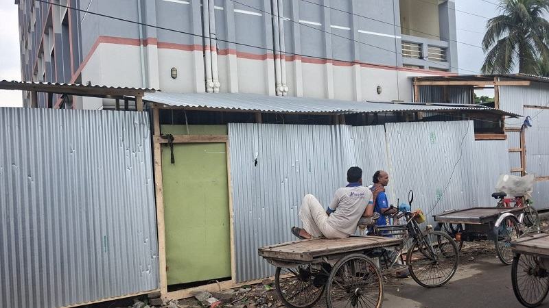 মাদ্রাসার স্থাপনা আটকে দোকানঘর নির্মাণের অভিযোগ