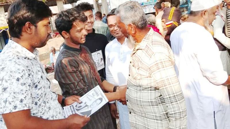 কারাবন্দি বাবার পক্ষে প্রচারণায় ছেলে
