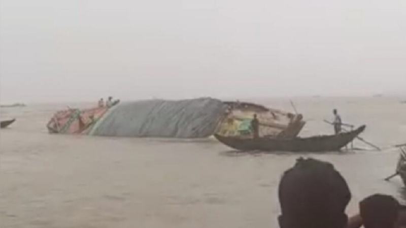 মেঘনার ঘূর্ণিস্রোতে কার্গো উল্টে ডুবল ৫০০০ বস্তা ধান-চাল