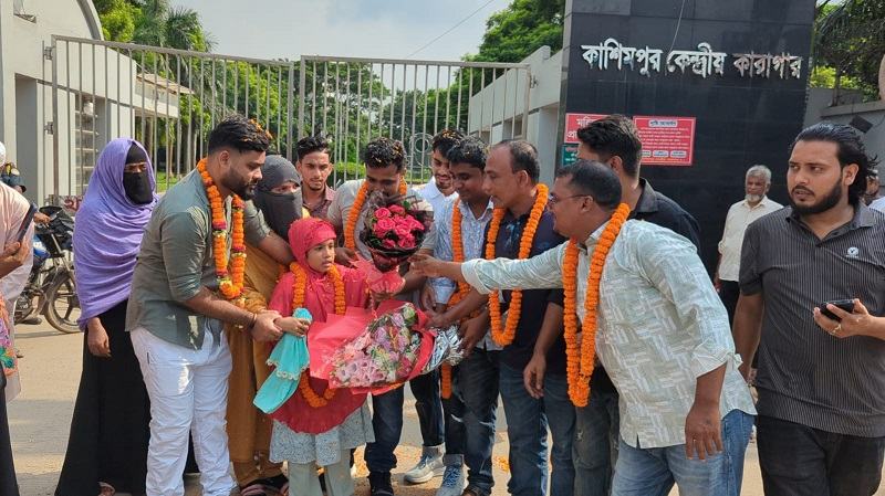 কারাগারেই মায়ের সঙ্গে শৈশবের সাত বছর কেটেছে রাথির