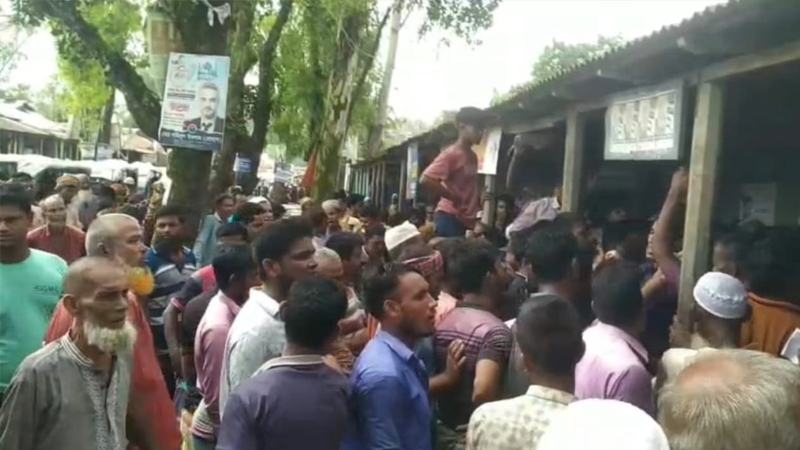 কুড়িগ্রামে সার না পেয়ে ডিলার পয়েন্টে হট্টগোল ও সড়ক অবরোধ