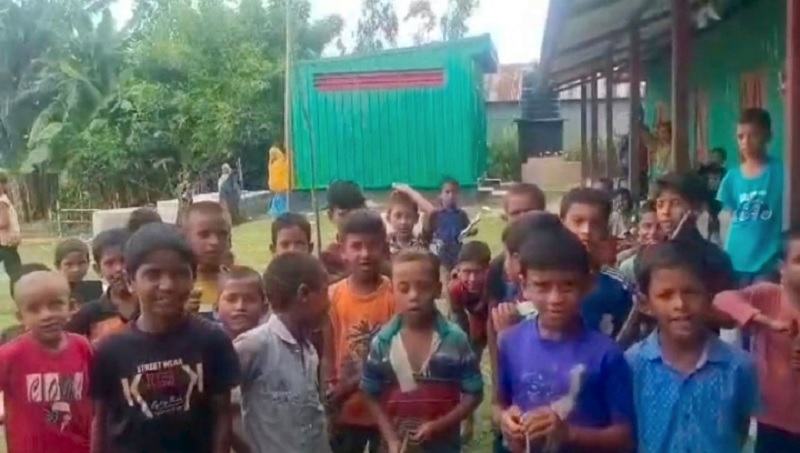 শিক্ষকরা নিয়মিত বিদ্যালয়ে না আসায় লাঠি হাতে আন্দোলনে শিশু শিক্ষার্থীরা