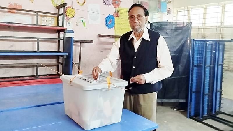 নিজ কেন্দ্রে ভোট দিলেন কর্নেল অলি
