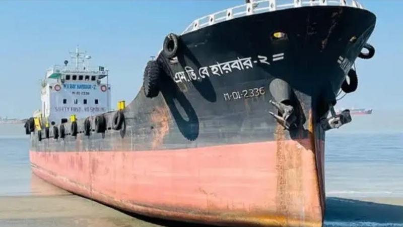 চট্টগ্রামের কর্ণফুলী নদীতে ডুবল লাইটার জাহাজ, ১২ জন উদ্ধার