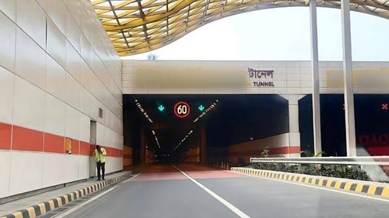 কর্ণফুলী টানেলে বাস উল্টে আহত অন্তত চার
