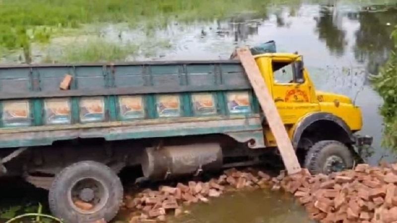 কসবায় ইটবোঝাই ট্রাক খাদে পড়ে নিহত ২ শ্রমিক