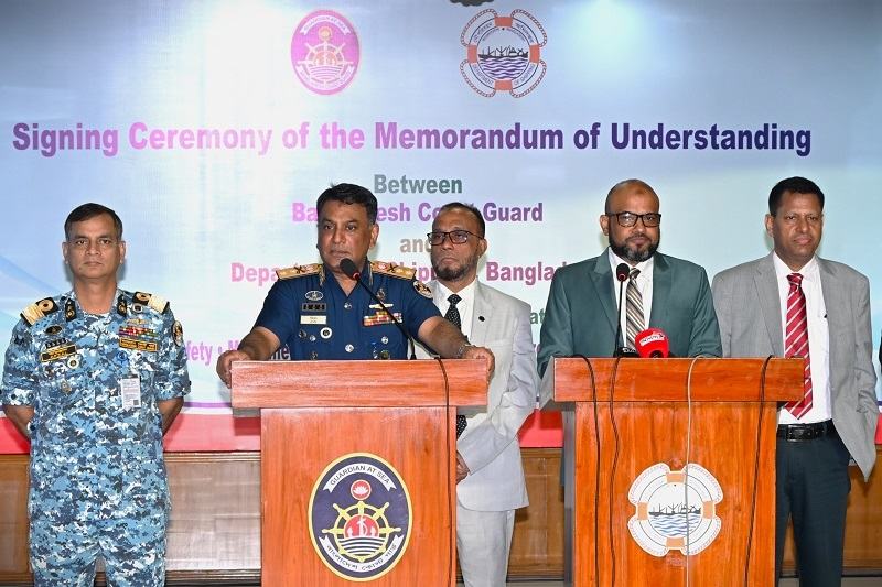 কোস্ট গার্ড ও নৌপরিবহন অধিদপ্তরের মধ্যে সমঝোতা স্মারক স্বাক্ষর