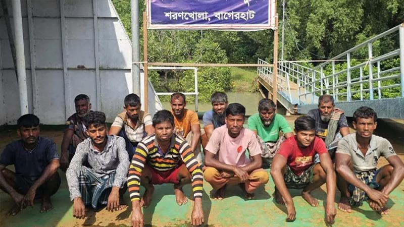 গভীর সমুদ্রে ইঞ্জিন বিকল হয়ে ভাসতে থাকা বোটসহ ১২ জেলেকে জীবিত উদ্ধার