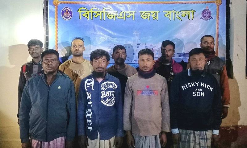 সেন্ট মার্টিনে বিকল ইঞ্জিনের ট্রলারসহ ৯ জেলে উদ্ধার