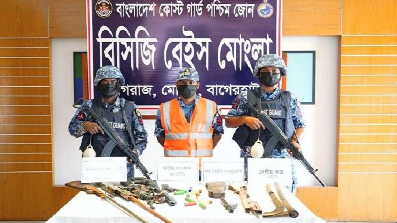 সুন্দরবন থেকে ২টি বন্দুক, ১১ রাউন্ড ফাঁকা কার্তুজ ও অস্ত্র তৈরির সরঞ্জাম উদ্ধার