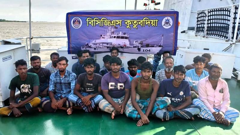 ইঞ্জিন বিকল হয়ে সমুদ্রে ভাসতে থাকা ফিশিং বোটসহ ১৯ জেলে উদ্ধার