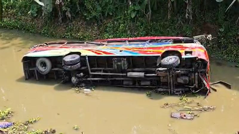 ১১ জেলার সড়কে একদিনেই ঝরল ২১ প্রাণ