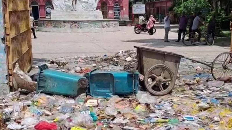 কুষ্টিয়া পৌরসভার পরিচ্ছন্নতাকর্মীদের কর্মবিরতি পালন