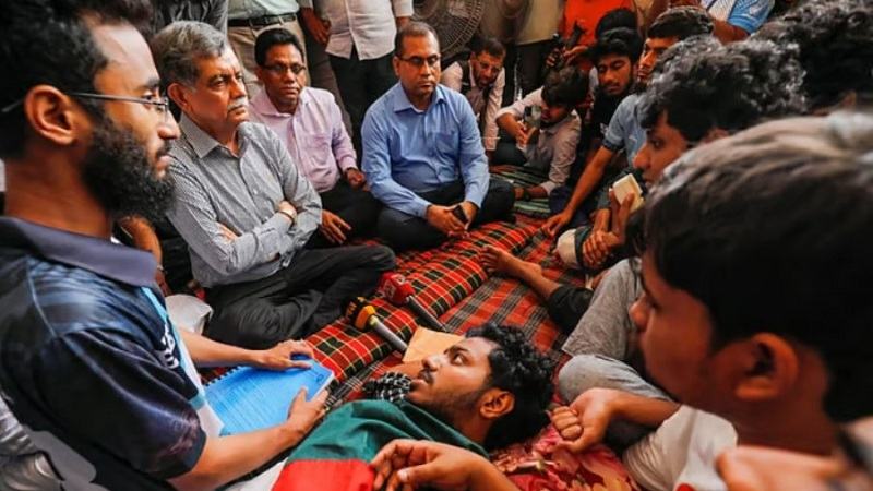 কুয়েট ক্যাম্পাসে শিক্ষা উপদেষ্টা, শিক্ষার্থীদের সঙ্গে চলছে আলোচনা