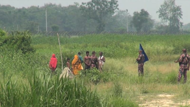 শূন্যরেখায় তিন দিন আটকে থাকা ১২ জনকে পতাকা বৈঠকের পর ফেরত নিয়েছে বিএসএফ