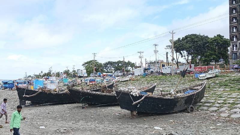 বিবর্ণ কুয়াকাটা সৈকত হারাচ্ছে পর্যটক আকর্ষণ