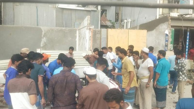 কুয়াকাটায় নির্মাণাধীন দোকানের দেয়াল ধসে ২ শ্রমিক নিহত