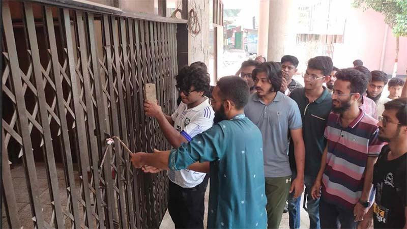 কুয়েটের ভিসির পদত্যাগের এক দফা ঘোষণা, হলের তালা ভাঙলেন শিক্ষার্থীরা