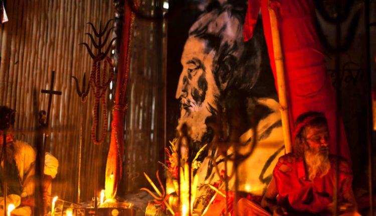 খাঁচার ভিতর অচিন পাখি— যে সাধুসঙ্গ ছাড়িয়েছে দেশের সীমানা