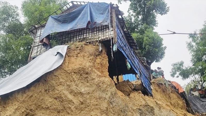 টানা বর্ষণে পাহাড়ধস, রোহিঙ্গা ক্যাম্পে নারী-শিশুসহ ৮ জনের মৃত্যু