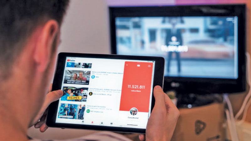 বিজ্ঞাপন থেকে প্রায় হাজার কোটি ডলার আয় করেছে ইউটিউব