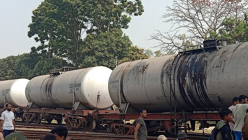 ৯ ঘণ্টা পর চাঁপাইনবাবগঞ্জের আমনূরা জংশনে ট্রেন চলাচল স্বাভাবিক