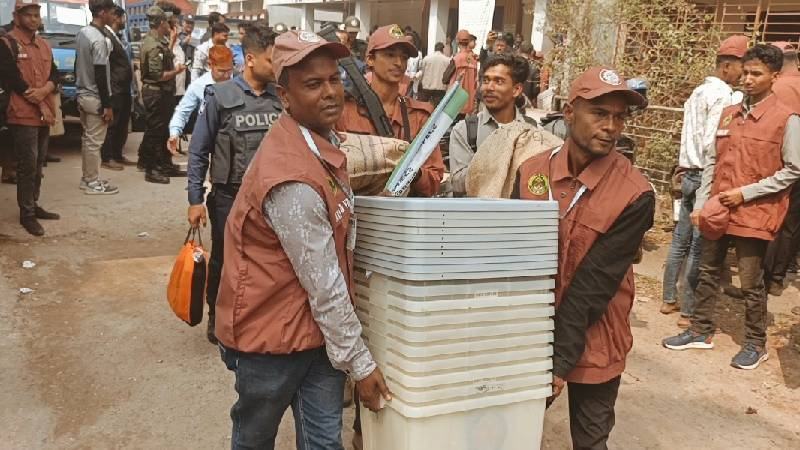 লক্ষ্মীপুরের ৪৯৬ কেন্দ্রের অর্ধেক ঝুঁকিপূর্ণ, নিরাপত্তায় থাকছে ১০ হাজারের বেশি আইনশৃঙ্খলা বাহিনী