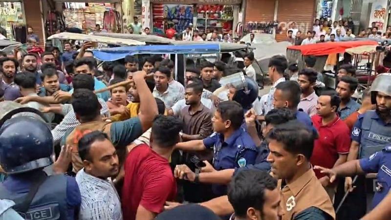 লক্ষ্মীপুরে ১৪৪ ধারা ভঙ্গ করে বিক্ষোভের চেষ্টা, সংঘর্ষে ওসিসহ আহত-১০