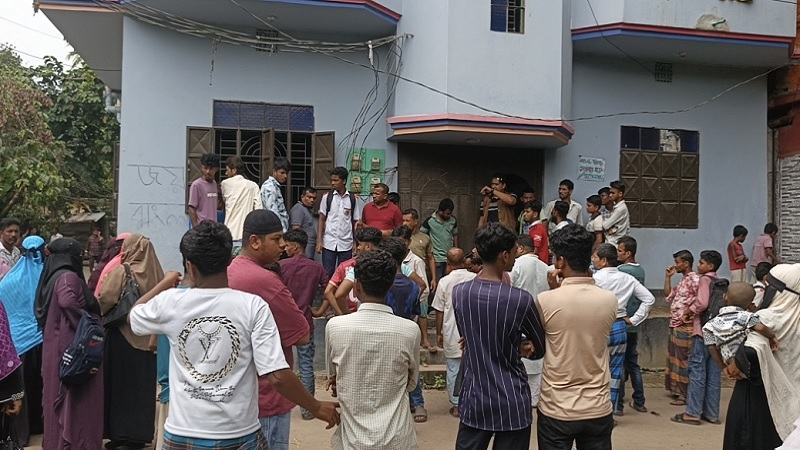 বাসায় ঢুকে তিন মেয়েসহ মাকে হত্যা, গণপিটুনিতে সন্দেহভাজন ঘাতক নিহত