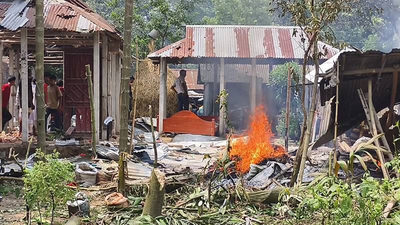 পুলিশের সঙ্গে গ্রামবাসীর সংঘর্ষে আহত ৩৫, ওসি প্রত্যাহার
