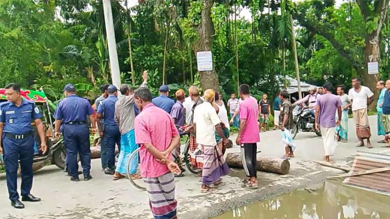 সারের দাবিতে লালমনিরহাটে মহাসড়ক অবরোধ, প্রশাসনের আশ্বাসে আধাঘণ্টায় মুক্ত