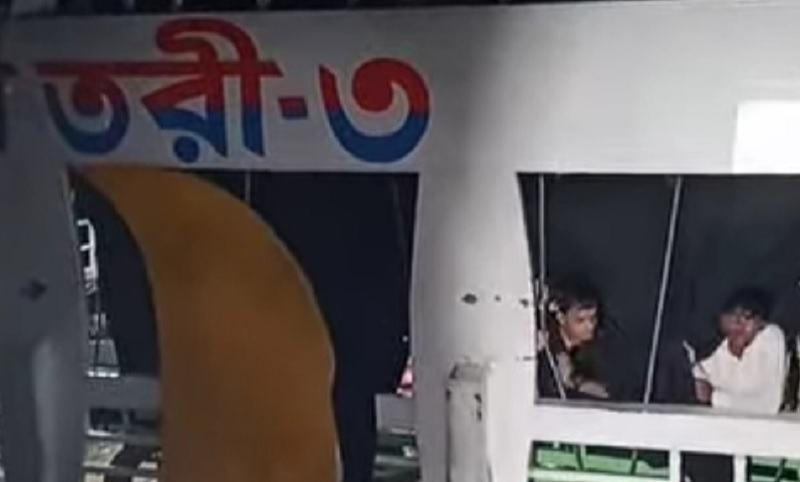 চাঁদপুর-ঢাকা নৌপথের মেঘনা নদীতে চারটি লঞ্চ চরে আটকা, দুর্ভোগে যাত্রীরা