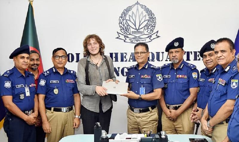 নাটোরে চুরি হওয়া ল্যাপটপ ফিরে পেলেন জার্মান পর্যটক