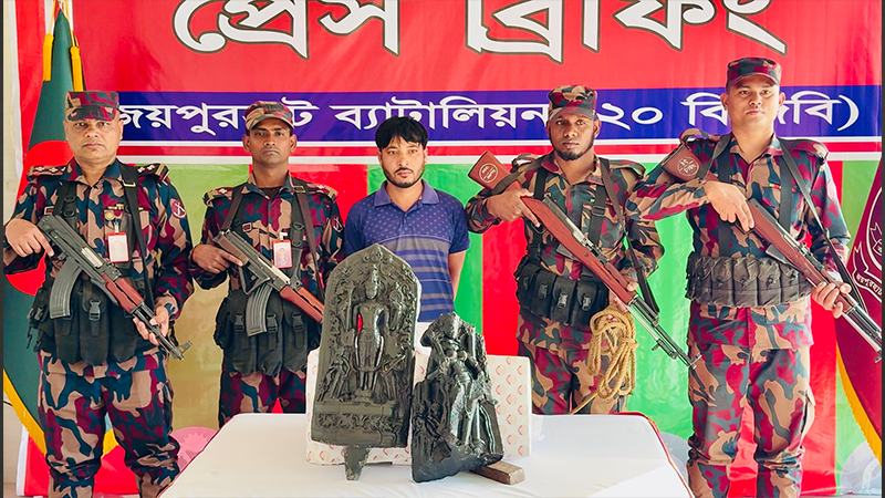 ভারতে পাচারের সময় দুটি কষ্টিপাথরের মূর্তিসহ আটক ১