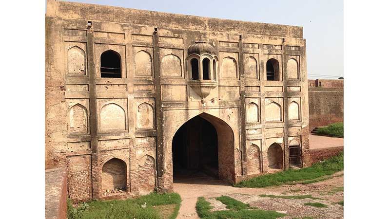 সশস্ত্র হাতির কাফেলায় রাজধানী স্থানান্তর