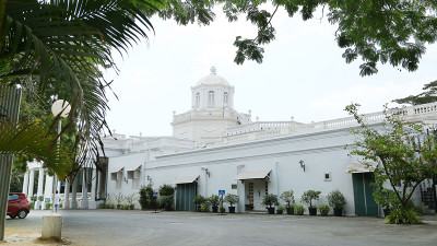 উপনিবেশ, ক্লাব ও বর্ণবাদ