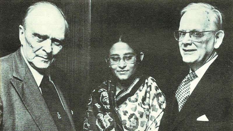 দিনগুলি মোর সোনার খাঁচায়