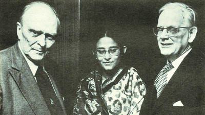 দিনগুলি মোর সোনার খাঁচায়