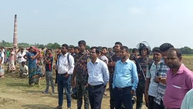 চাঁপাইনবাবগঞ্জে ৫ ঘণ্টা অবরুদ্ধ থাকার পর ছাড়া পেলেন ম্যাজিস্ট্রেট