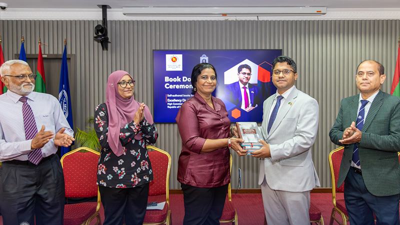 ‘পাওয়ার অব বন্ডিং’ বই উপহার, বাংলাদেশ-মালদ্বীপ একাডেমিক সহযোগিতা জোরদারের প্রত্যাশা